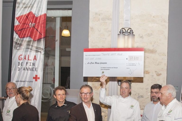 Remise du chèque à la Croix-Rouge