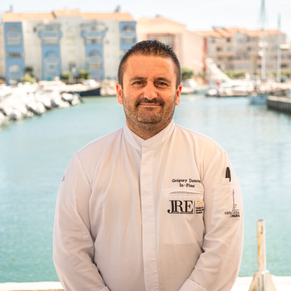 Le chef face au port