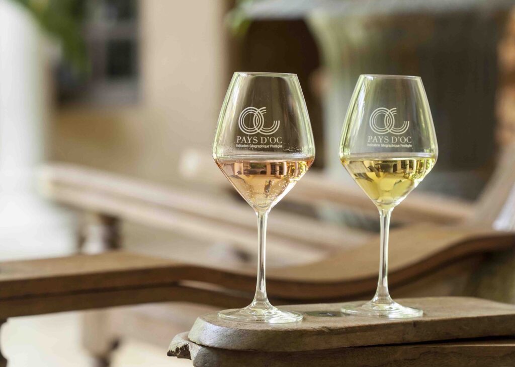 Zwei Weinglässer mit einem Rosé und einem Weißwein aus dem Pays d'Oc.