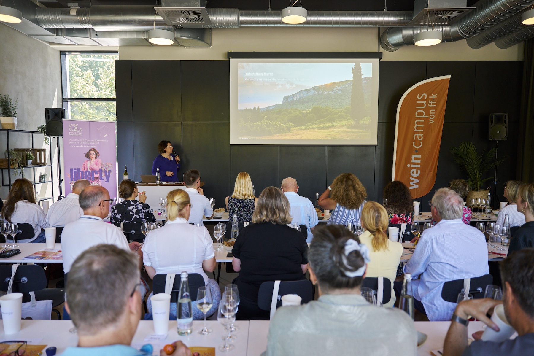 MW Romana Echensperger informiert bei einer Masterclass auf dem wein.campus über die Vielfalt der Pays d'Oc IGP Weine.